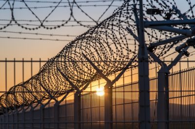 A szigorú szabályok ellenére is betört a vírus a börtönökbe – A BvOP szerint eddig egyetlen esetben sem került sor az ügyvédi látogatás korlátozására - Mit mond a Magyar Helsinki Bizottság?