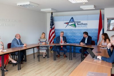 Együttműködési megállapodást írt alá az MJE és a magyarországi Amerikai Kereskedelmi Kamara