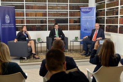 Jó lenne megszabadulni az „állandóan mélyülő Európa” gondolatától, a magyaroknak kell mozgatni az EU kereteit - véli dr. Varga Judit - Kudarcok sorozata az EU  - dr. Trócsányi László szerint