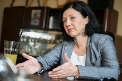 Új öröklési szabályok léptek életbe - Vera Jaurova uniós biztos a változásokról