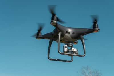 Tilos és bűncselekmény a "kukkolás" repkedő kütyükkel - Erősen korlátozottan használhatók a drónok lakott terület felett - Büntetés: akár százmillió...