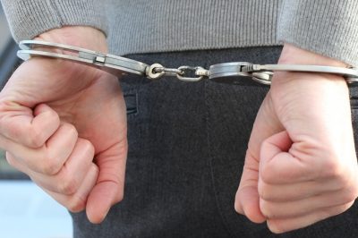 Őrizetbe vettek egy ügyvédet befolyással üzérkedés miatt