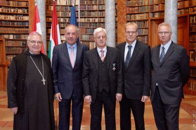 Kettős magyar kitüntetés az osztrák Alkotmánybíróság elnökének - Közös magyar-osztrák Ab tanácskozás a pannonhalmi bencés apátságban