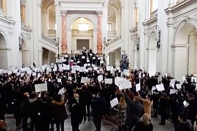 Többtucatnyi ügyvéd tiltakozott egy kollégájuk elítélése miatt Romániában – A Román Ügyvédi Kamara kemény rendszerkritikát fogalmazott meg