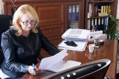 NŐK A PÁLYÁN – Sorozatunk hazai ügyvédnőkről – Dr. Szekrényes Gabriella, Hatvan: A nehézségekre megoldandó feladatként tekintek