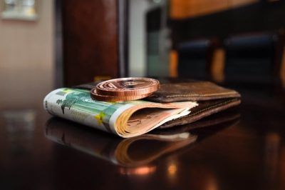 Vádat emeltek egy ismerőseitől milliókat kicsaló szegedi ügyvéd ellen