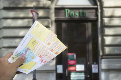Változnak a csekkbefizetés szabályai - ügyfélátvilágítást is végezhet a Posta