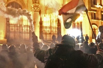 Módosította a munka törvénykönyvét a kormánypárti kétharmad - kitört az országos tiltakozás