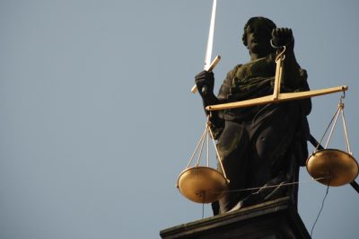 A büntetőeljárások során mindenkit egyenlően kell kezelni - követeli meg az EU