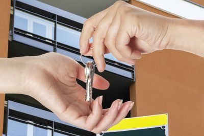 A közjegyzői okirat biztonságot jelent a lakását bérbeadónak – És az ügyvéd szerkesztette okirat? - válaszol dr. Hidasi Gábor