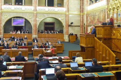 A migráció és az uniós föderalizációs törekvések miatt szükséges módosítani az alaptörvényt - mondta a miniszter