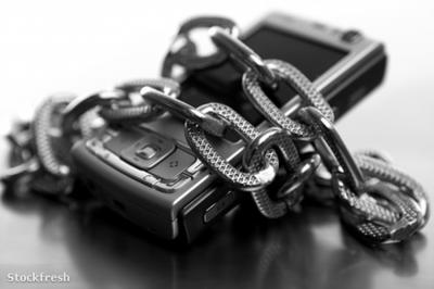 Szabad de limitált lesz a mobilozás a raboknak – tesztüzem: augusztus közepétől