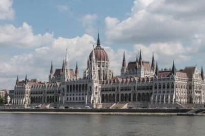 Dömping a Parlamentben – további törvényjavaslatokat fogadott el az Országgyűlés