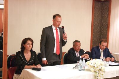 A roskasztó terhek alól egy kiút van: az ügyvédi szakosodás, ami viszont újabb kockázatokat hozhat - Kamarai közgyűlés Békésben