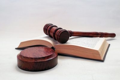 Ezentúl a fegyveres őr és a parkolóőr is hivatalos személy - Több más módosítást is megszavazott az Országgyűlés