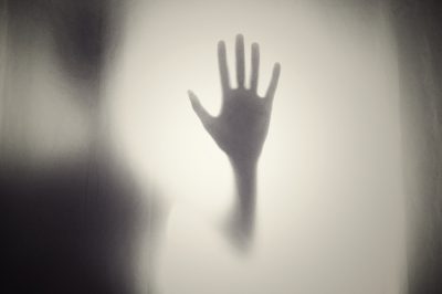 ​A közösségi médiatársaságok nem elég hatékonyak a gyűlöletbeszéd leállításában