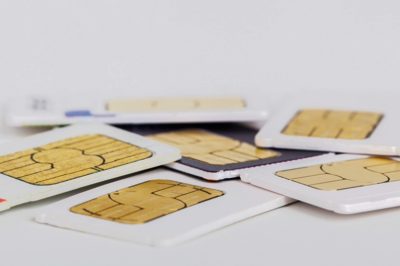 Hivatali visszaélést követ el, aki fogvatartottnak jogellenesen telefon SIM-kártyát juttat - Kúriai határozat
