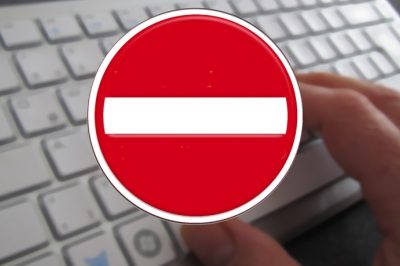 Közhatalmat gyakorlóknak is járhat közügyekben személyiségvédelem