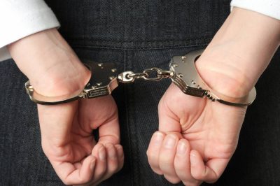 ​Előzetes letartóztatásba helyeztek egy ingatlancsalásokkal gyanúsított férfit és egy volt ügyvédet