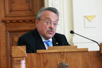 Vége az "ezermester" ügyvéd korszaknak, szakosodni kell - dr. Bánáti János helyzetelemzése Nyíregyházán