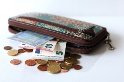 ​Vádat emeltek az ügyfeleit megkárosító ügyvédnő ellen