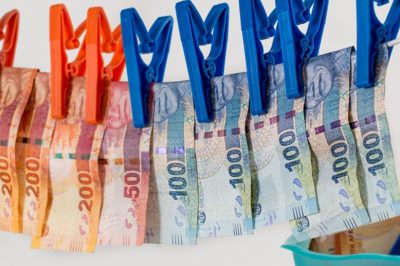 Több száz millió forintos pénzmosást lepleztek le Szolnokon – Ügyvéd is van a gyanúsítottak közt