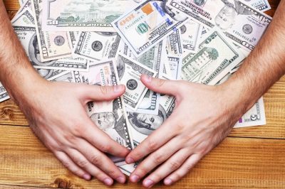 Uzsorakölcsönökkel és zsarolásokkal halmozott vagyont egy törvényen kívülivé vált ügyvéd - Polgármesterek, ügyvédek "ettek a kezéből"? - Ketyegő bomba