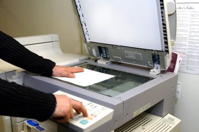 Menekültügyben az irat lefotózása tilos, az nem másolatkészítés - Bizarr eset Győrben